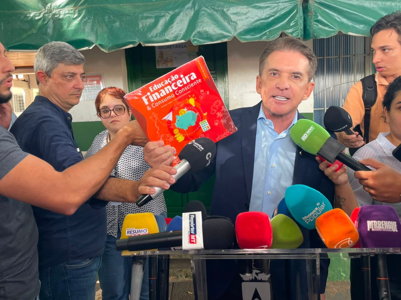 Sérgio Ricardo detona compra de livros encaixotados enquanto faltavam kits  de higiene nas escolas: 'quero ver o gênio da economia e da matemática  explicar isso' • Olhar Direto